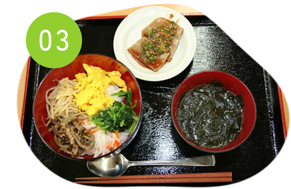 03 施設内で調理した手作りの昼食を500円で提供しています。